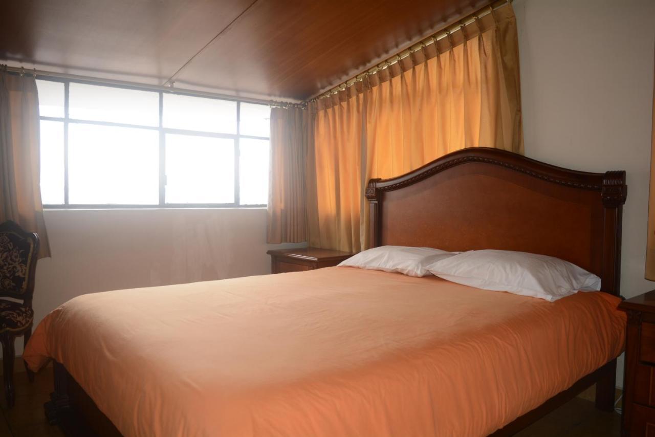 The Quito Guest House With Yellow Balconies For Travellers Экстерьер фото
