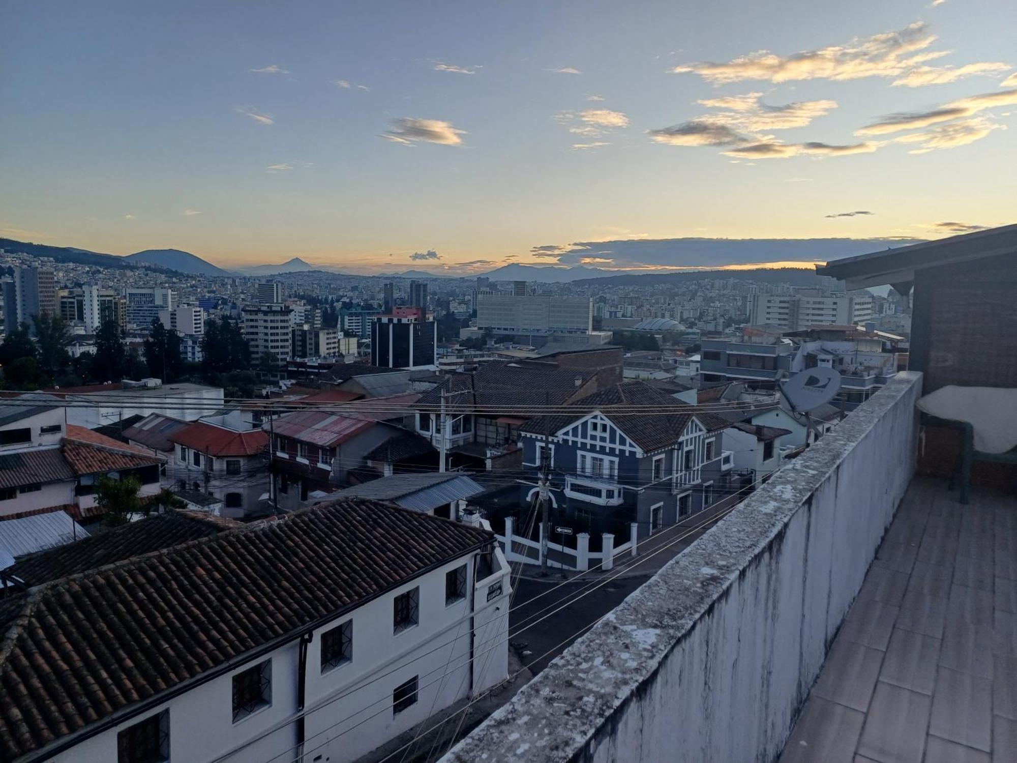 The Quito Guest House With Yellow Balconies For Travellers Экстерьер фото
