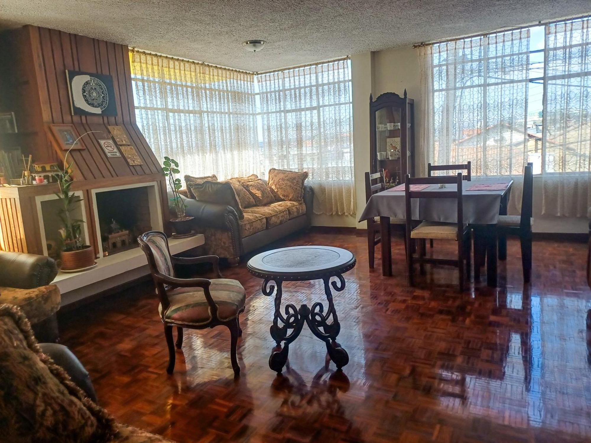 The Quito Guest House With Yellow Balconies For Travellers Экстерьер фото
