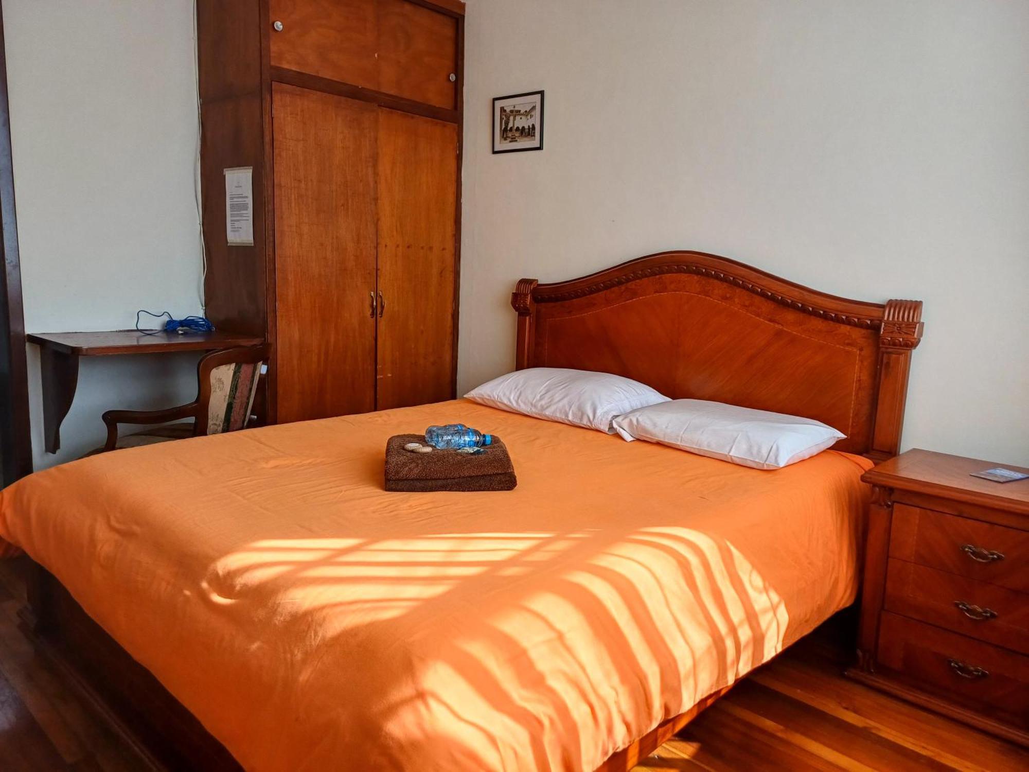 The Quito Guest House With Yellow Balconies For Travellers Экстерьер фото