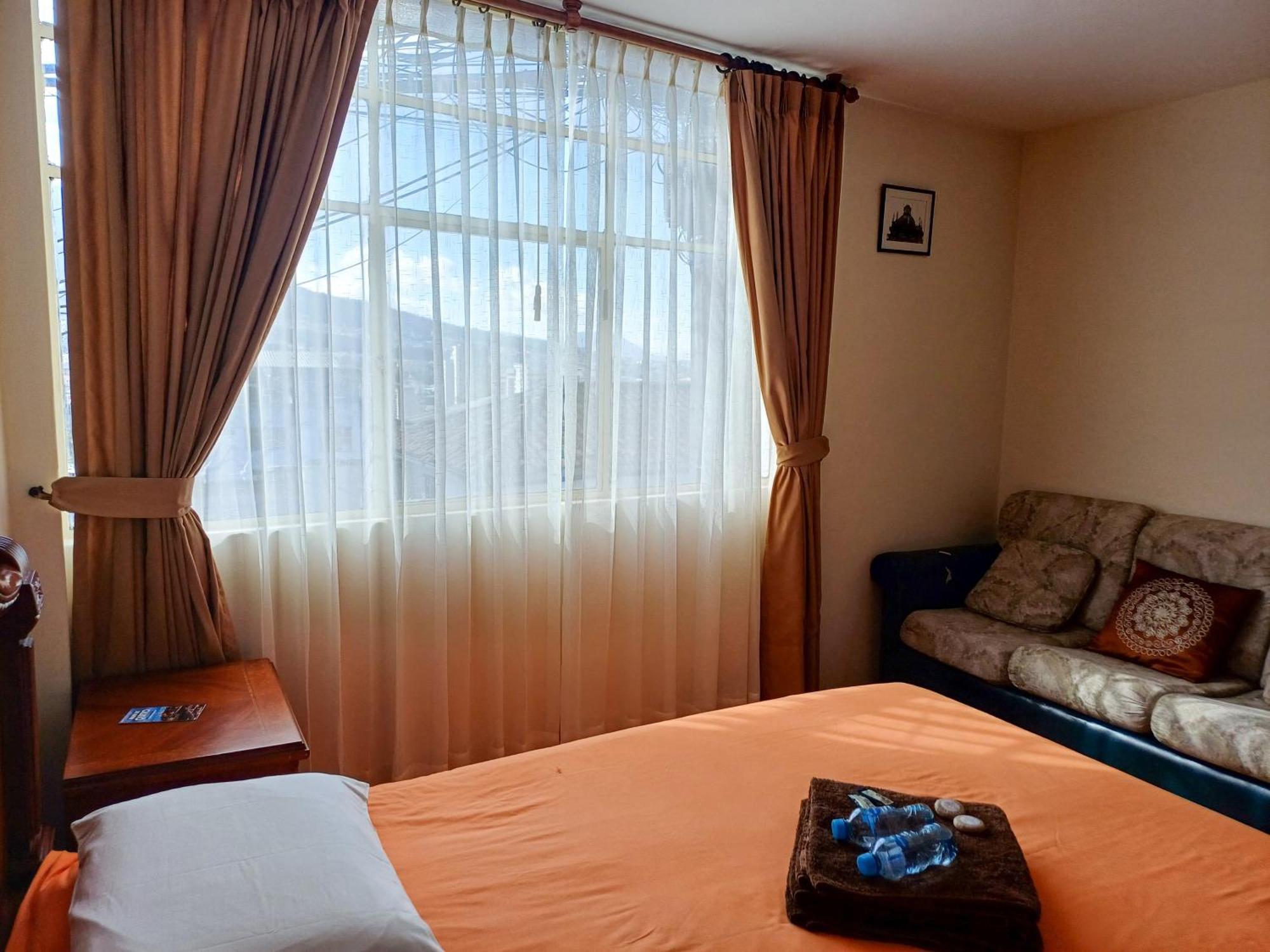 The Quito Guest House With Yellow Balconies For Travellers Экстерьер фото