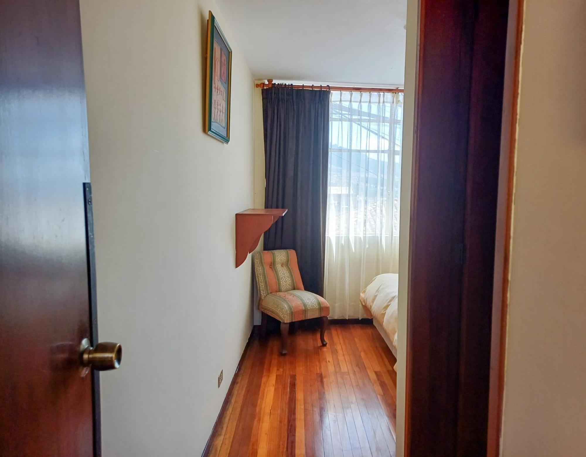 The Quito Guest House With Yellow Balconies For Travellers Экстерьер фото