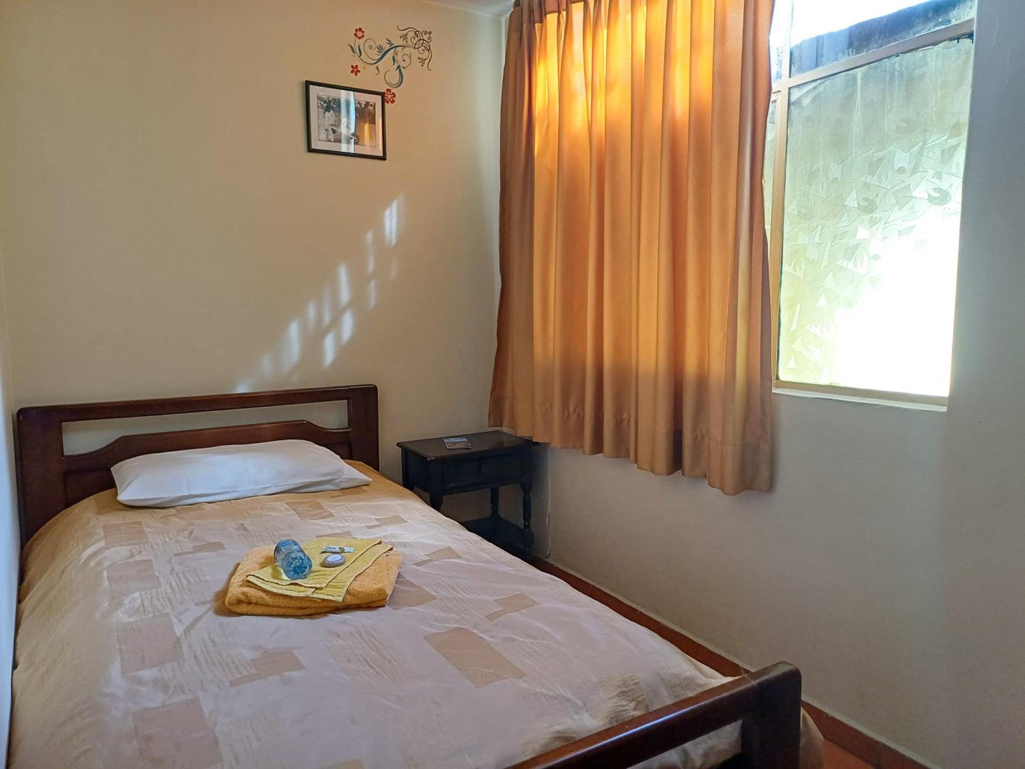 The Quito Guest House With Yellow Balconies For Travellers Экстерьер фото