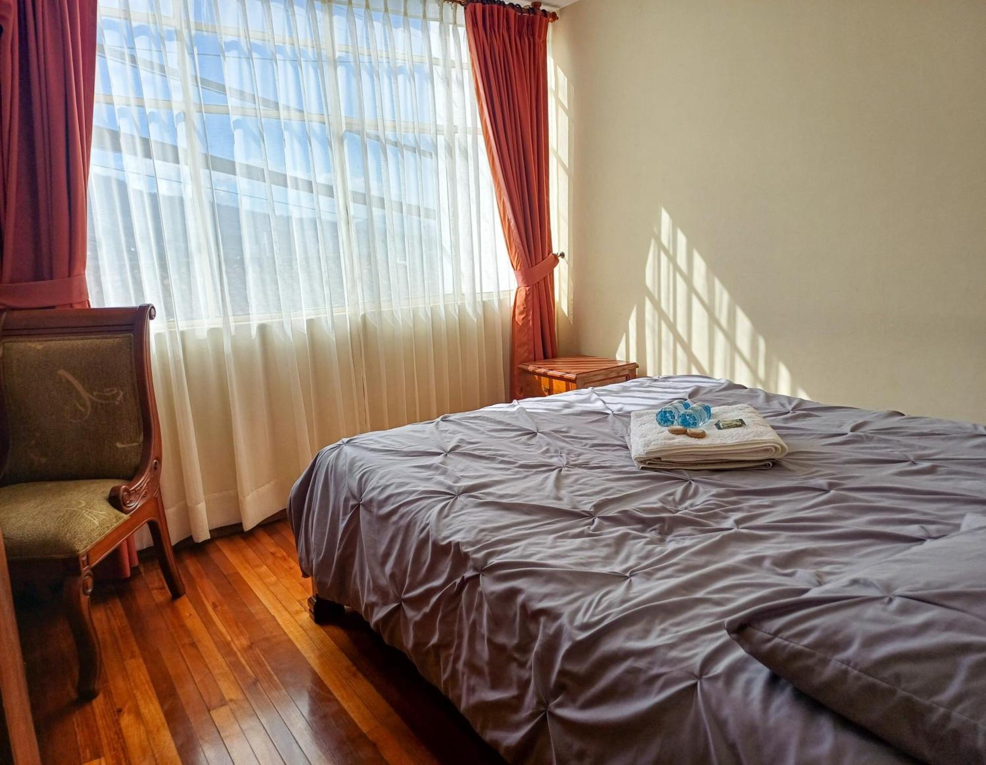 The Quito Guest House With Yellow Balconies For Travellers Экстерьер фото