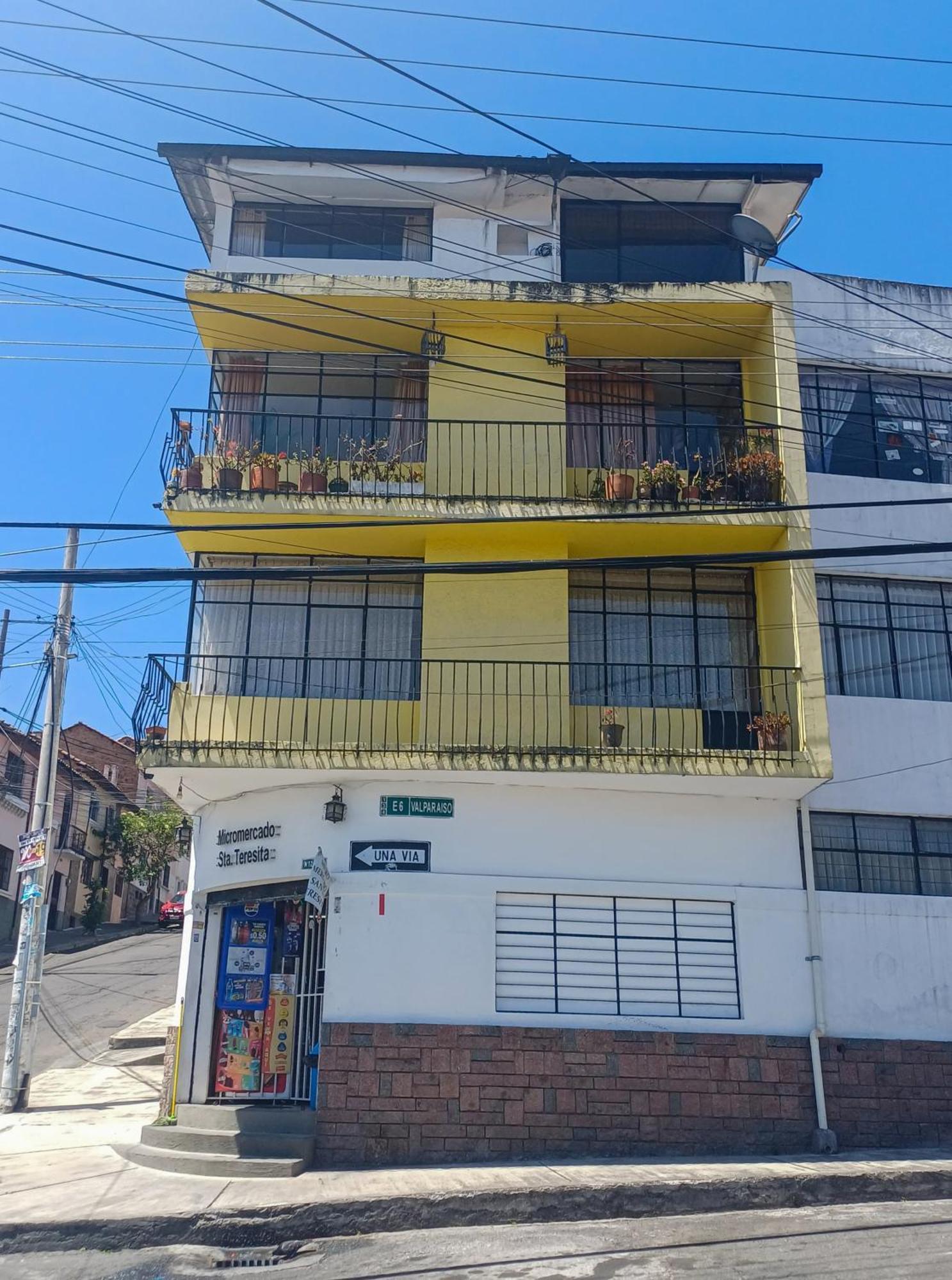 The Quito Guest House With Yellow Balconies For Travellers Экстерьер фото