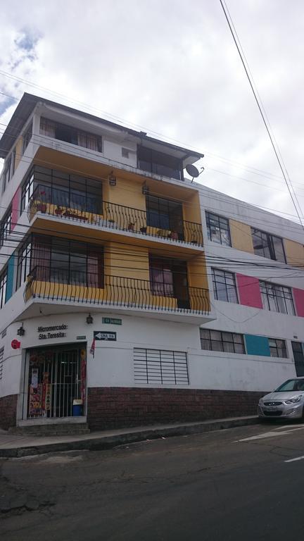The Quito Guest House With Yellow Balconies For Travellers Экстерьер фото